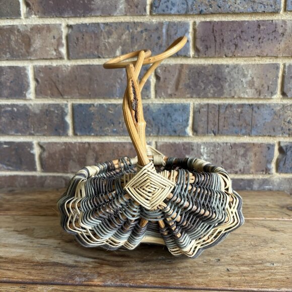 Handmade Woven Wicker BUTT BASKET w/Twisted Curly Vine Handle & Frame - Picture 1 of 15